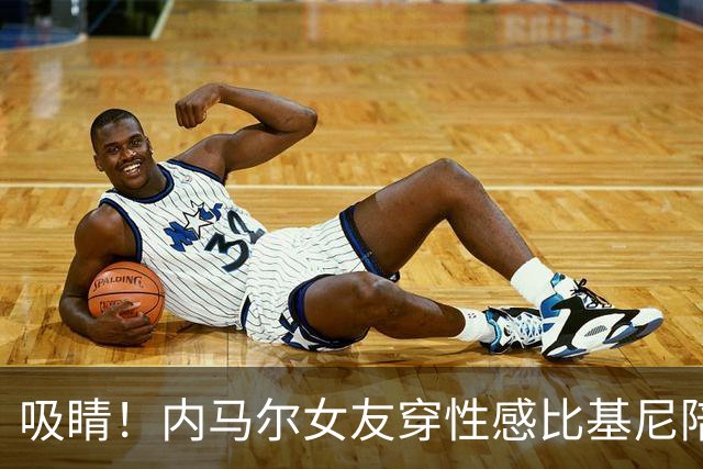 吸睛！内马尔女友穿性感比基尼陪爱犬游泳